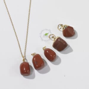 JASPE ROUGE PENDENTIF

Description : Pierre polie formes, tailles, nuances variées.

A noter : Chaque pierre est délicatement percée puis la bélière est insérée avec un point de colle interne pour une solidité maximum et une esthétique irréprochables.

Photo(s) non contractuelle(s) :
Les minéraux sont des éléments de la nature, les formes et nuances des pierres sont diverses et variées, chaque pièce est donc unique !

Se référer aux écrits de Sainte Hildegarde de Bingen pour connaître les différentes utilisations et les bienfaits de cette pierre. (cf Les Pierres qui Guérissent selon Hildegarde de Bingen ou le livre Physica).